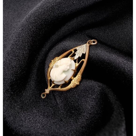 Antique Victorian Cameo Pendant With Intricate Frame And Leaf Detail - Picture 2 of 5
